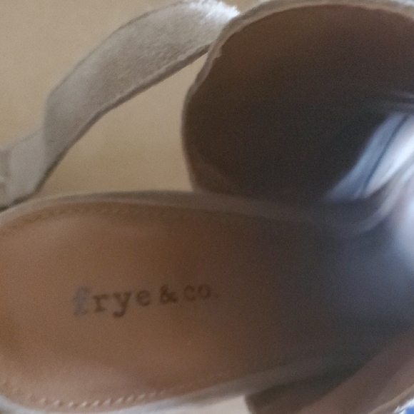 FRYE & CO Elegant Tan Women's Shoes - Picture 5 of 11